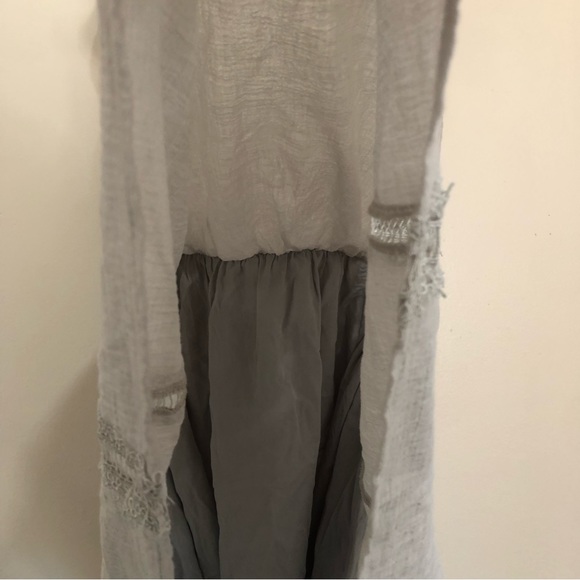 Ruffled sleeves smocked sides lace peak all over size small. - Picture 10 of 14